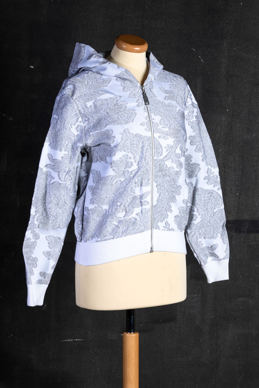 Louis Vuitton Lotto di 3 Capi: Felpa con Cappuccio in Cotone Bianc con Stampa Ricamata Argentata ...