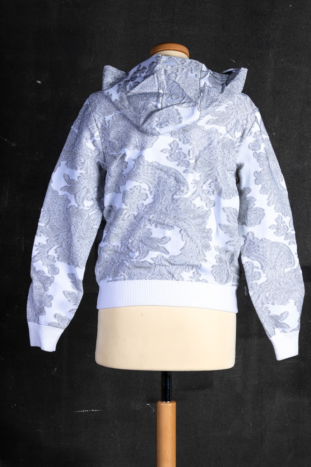 Louis Vuitton Lotto di 3 Capi: Felpa con Cappuccio in Cotone Bianc con Stampa Ricamata Argentata ...