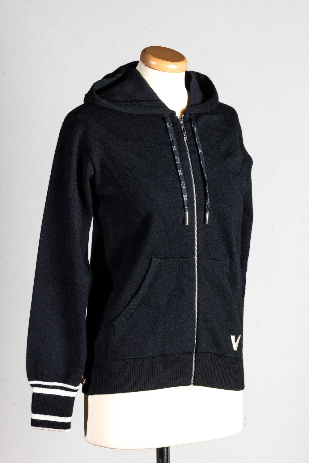 Louis Vuitton Lotto di 3 Capi: Felpa con Cappuccio in Cotone Bianc con Stampa Ricamata Argentata ...