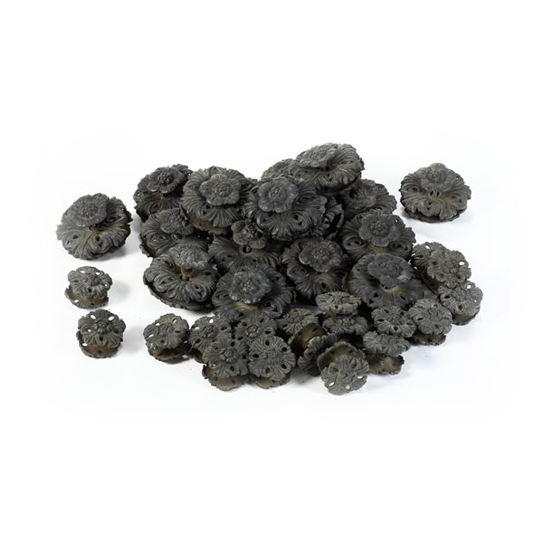 Insieme di 18 guarnizioni grandi e 18 guarnizioni piccole in bronzo a foggia di fiore, XIX-XX secolo