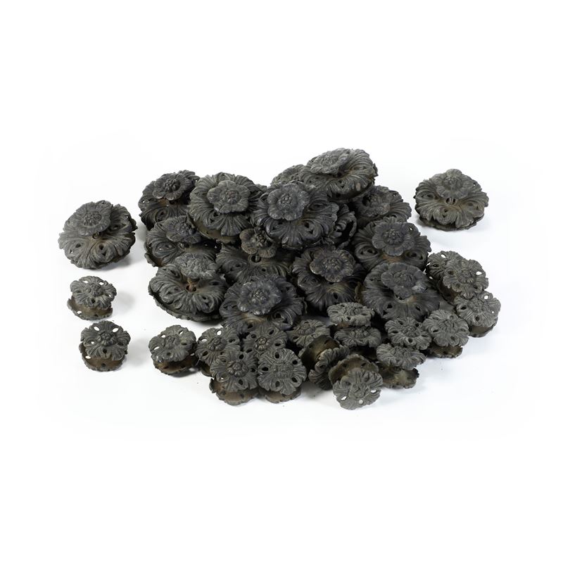 Insieme di 18 guarnizioni grandi e 18 guarnizioni piccole in bronzo a foggia di fiore, XIX-XX secolo  - Auction Antiquariato - Cambi Casa d'Aste