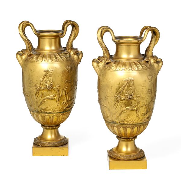 Coppia di vasi in bronzo di gusto neoclassico. Francia, XIX secolo (fonderia Barbedienne ?)
