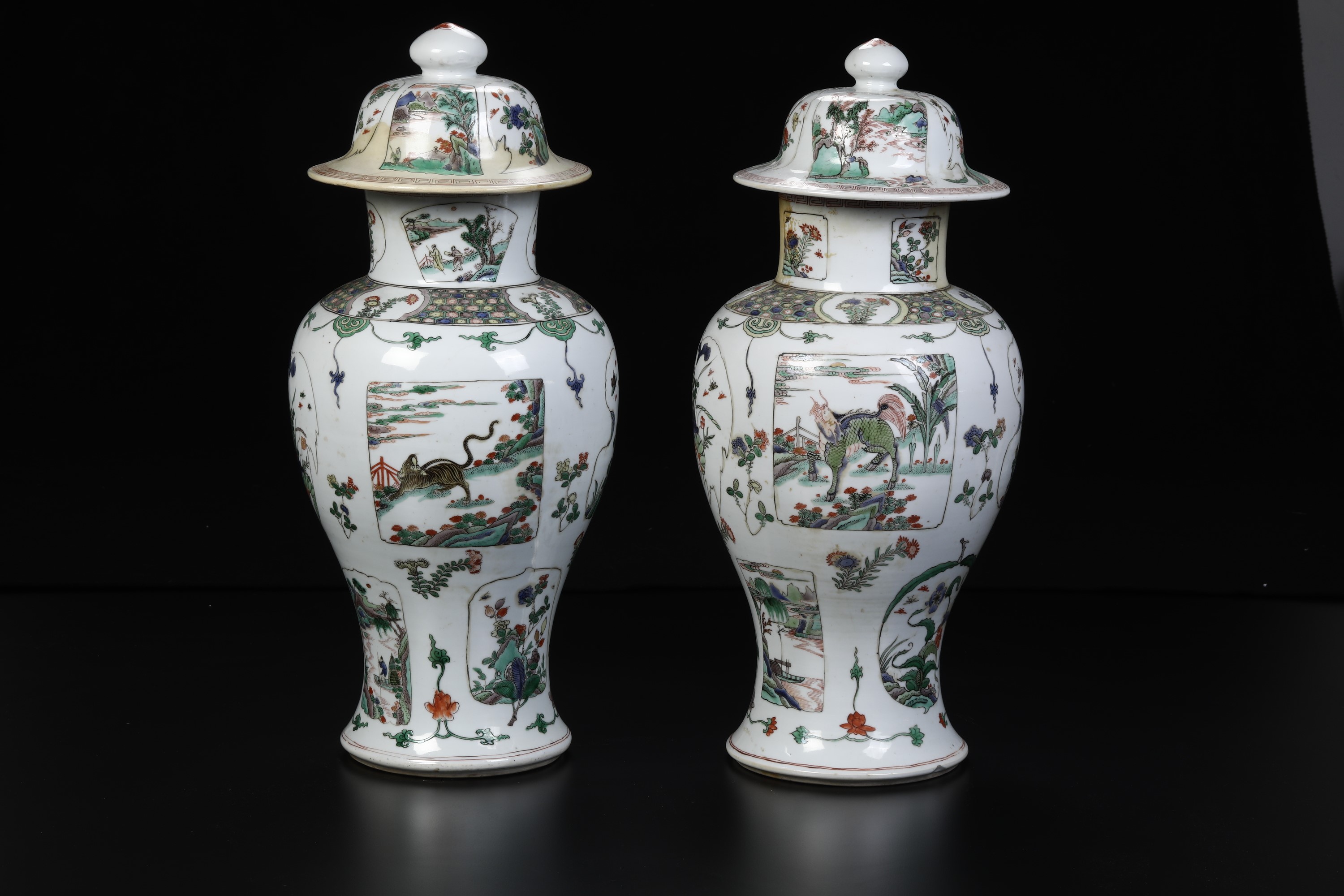 Coppia di vasi, Porcellana Famiglia Verde con scene di animali mitologici entro riserve e decori ...