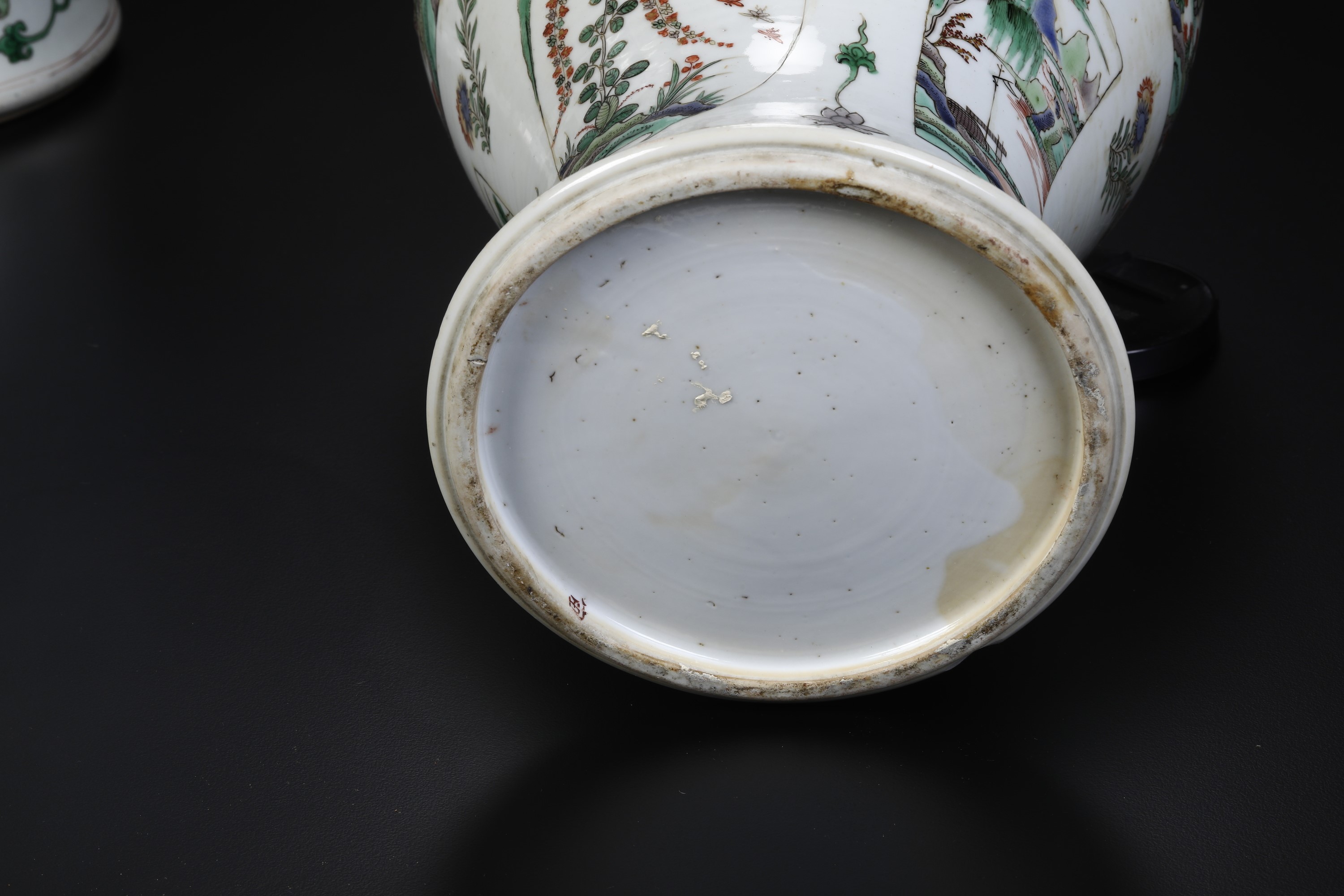 Coppia di vasi, Porcellana Famiglia Verde con scene di animali mitologici entro riserve e decori ...