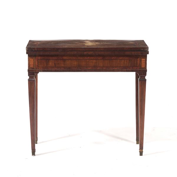 Tavolo da gioco in legno lastronato ed intarsiato. XVIII-XIX secolo