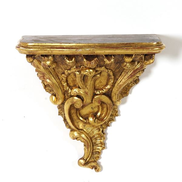 Mensola in legno intagliato e dorato. XX secolo