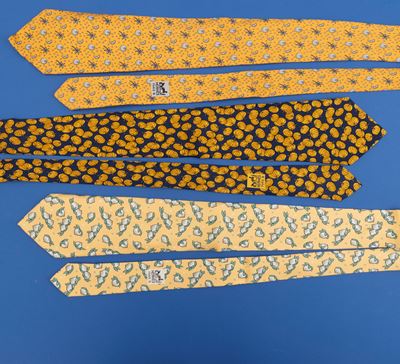 Hermes Lotto di 3 Cravatte in Seta, Difetti
