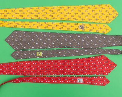 Hermes Lotto di 3 Cravatte in Seta, Difetti