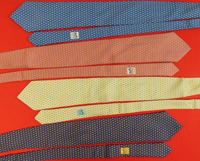 Hermes Lotto di 4 Cravatte in Seta, Difetti