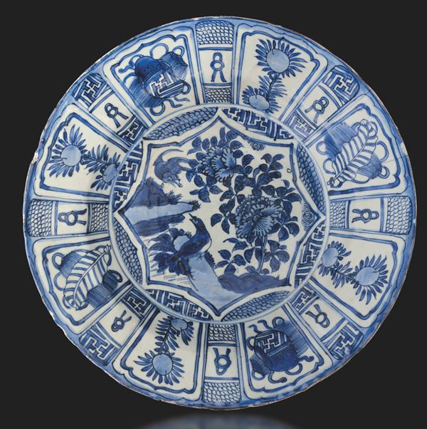 Piatto in porcellana bianca e blu Kraak, soggetto naturalistico, Cina, Dinastia Ming, epoca Wanli (1573-1619)