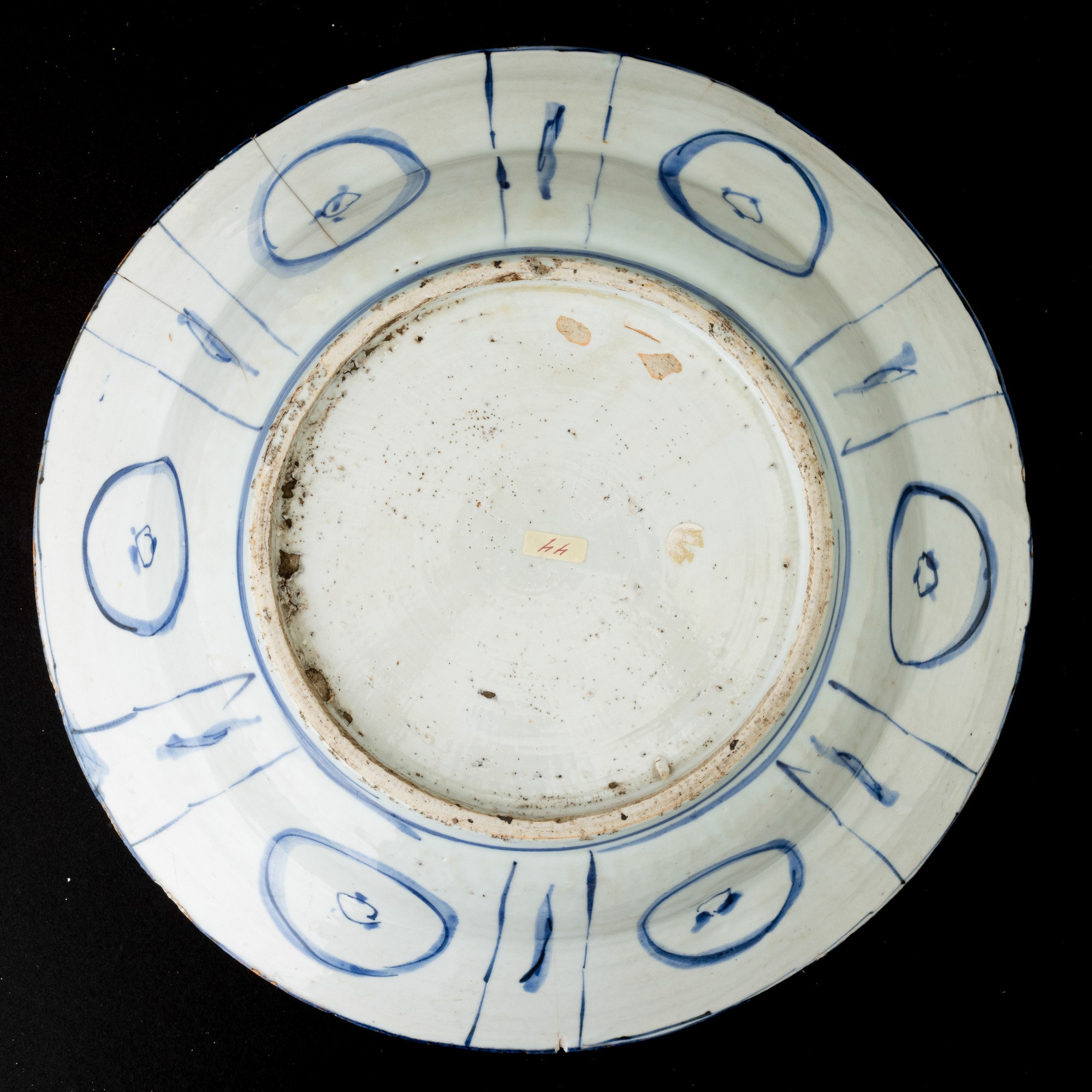 Piatto in Porcellana Bianca e Blu Kraak, Soggetto Naturalistico, Cina, Dinastia Ming, Epoca Wanli...