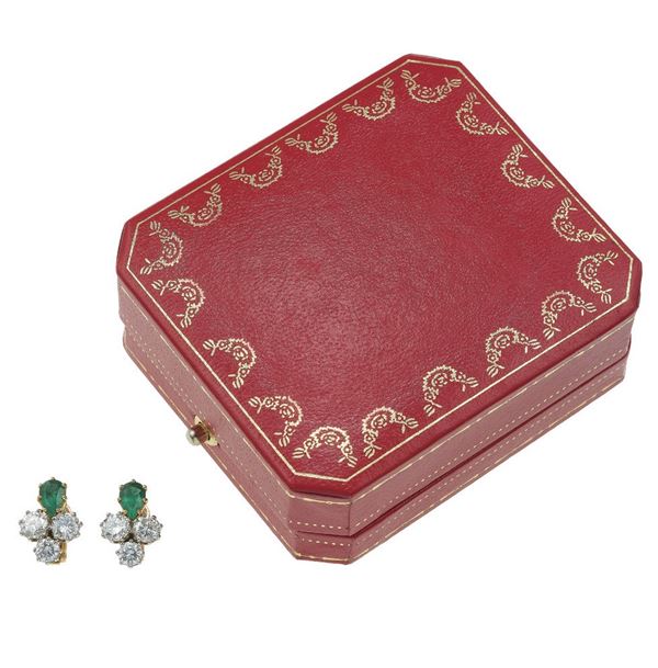 Cartier. Orecchini con smeraldi taglio goccia e diamanti taglio brillante