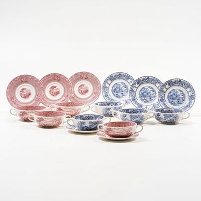 Dodici Tazze da Brodo con Sottopiatto.inghilterra, Staffordshire, Fine XIX - Inizio XX Secolo.
