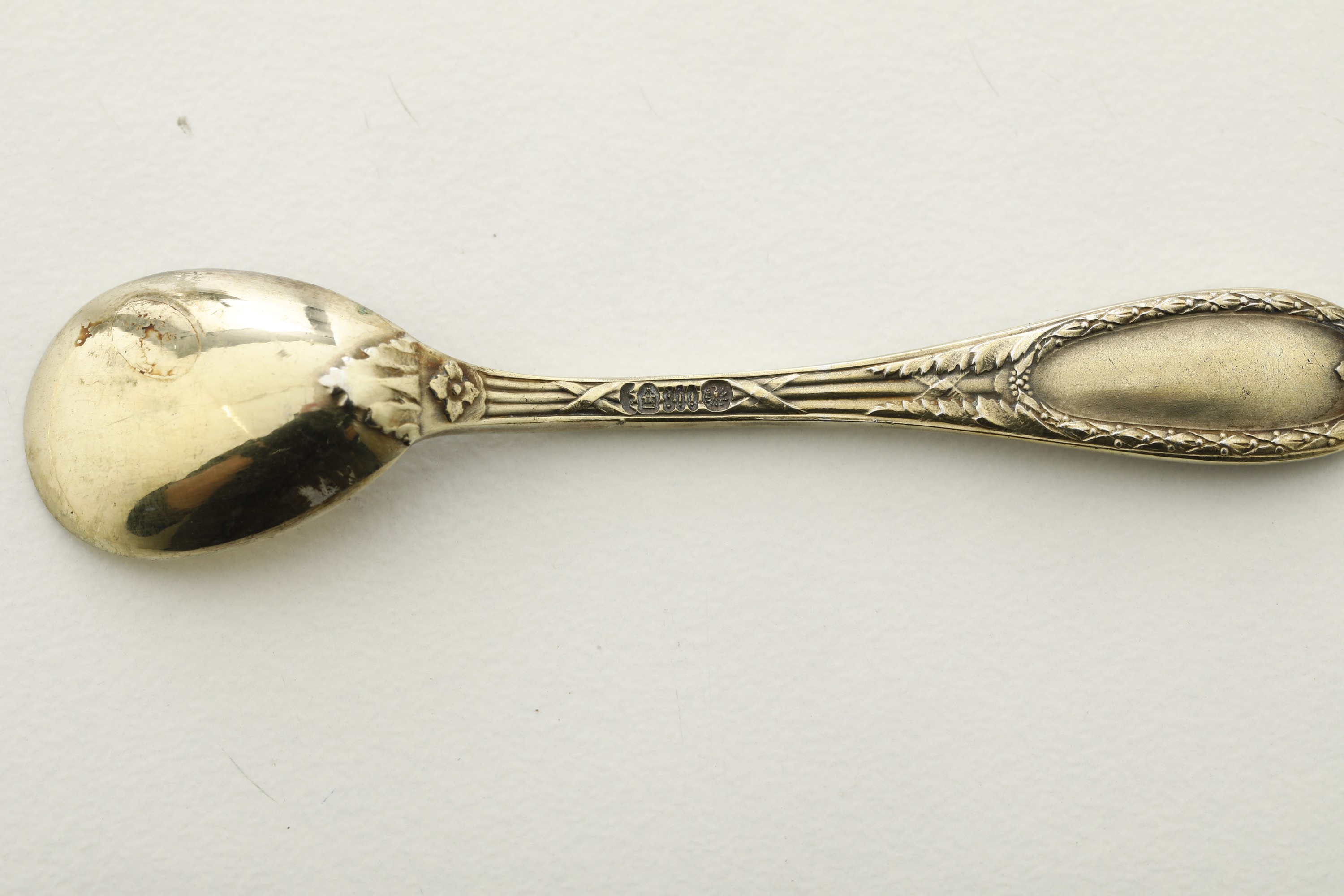 Argenteria tedesca del XX secolo, Quattro saliere con cucchiaini in argento fuso, cesellato e dor...
