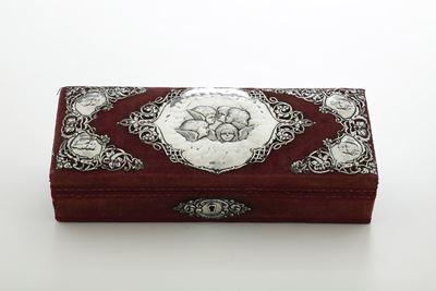 Henry Matthews, Scatola in velluto rosso con decorazioni in argento, Birmingham 1897