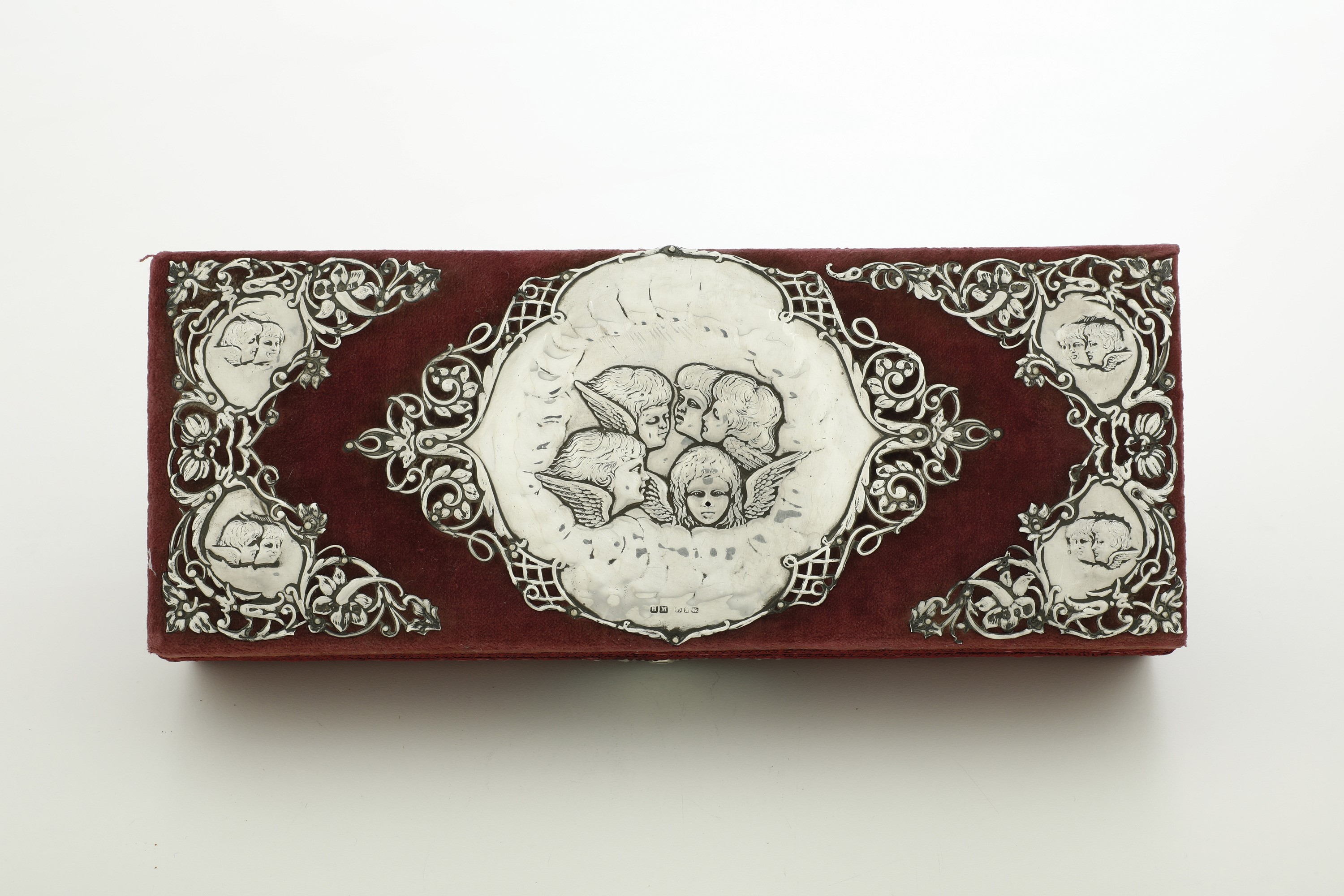 Henry Matthews, Scatola in velluto rosso con decorazioni in argento, Birmingham 1897