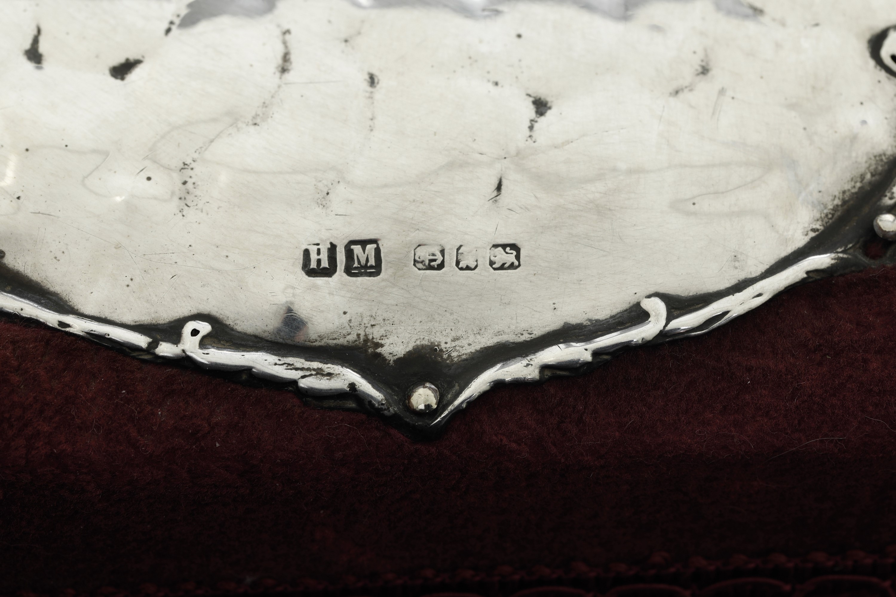 Henry Matthews, Scatola in velluto rosso con decorazioni in argento, Birmingham 1897