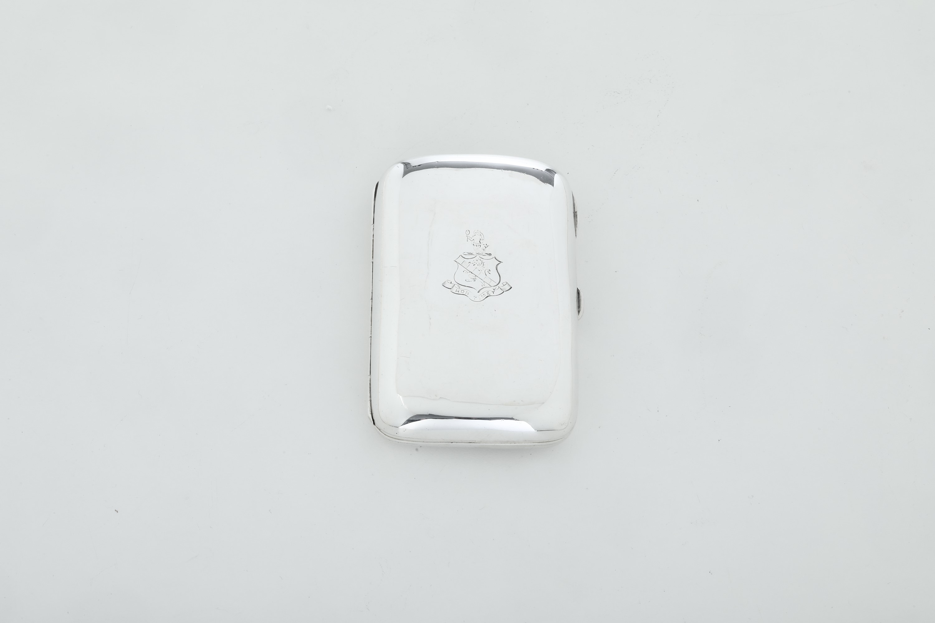 Insieme di tre portarigarette in argento fuso con decoro smaltato, Birmingham, 1878-1915