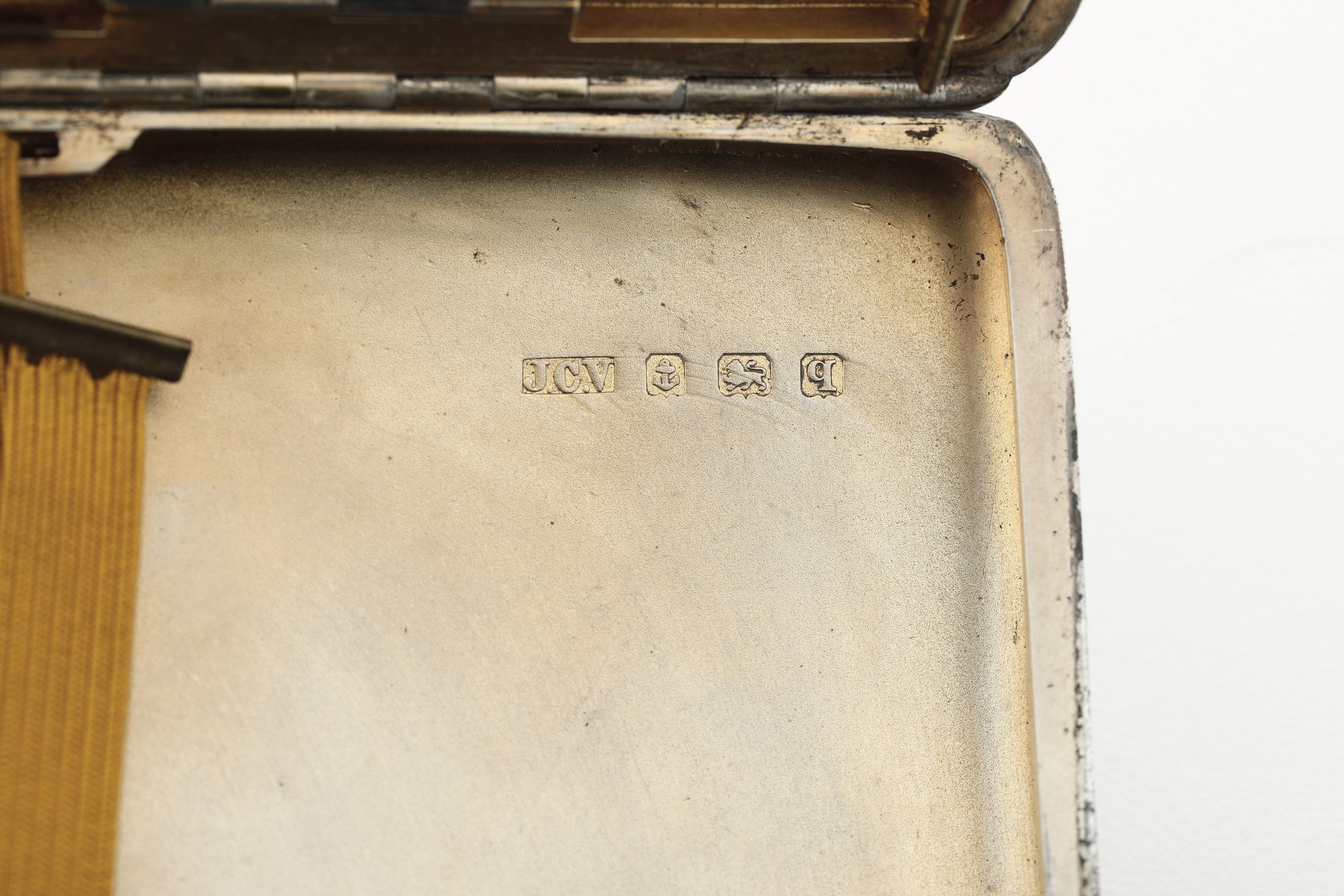 Porta sigarette, Birmingham 1915, argentiere JCV; Scatola con porta monete, porta trucchi e specc...