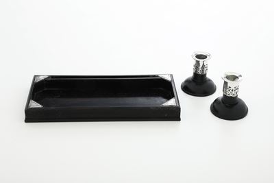 Set da scrivania, Londra, 1911-1913, vassoio e coppia di candelieri in legno con decorazioni in a...