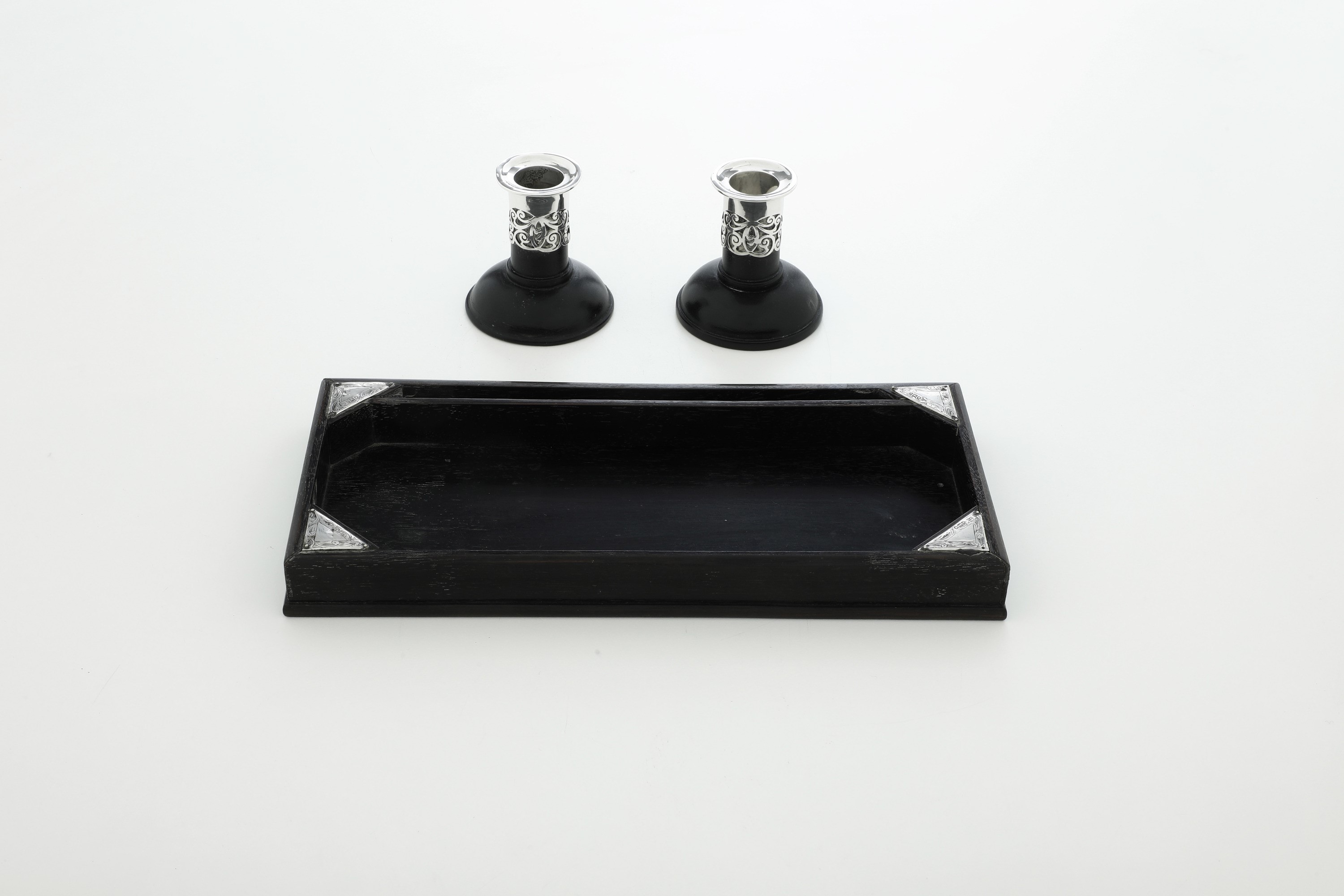 Set da scrivania, Londra, 1911-1913, vassoio e coppia di candelieri in legno con decorazioni in a...