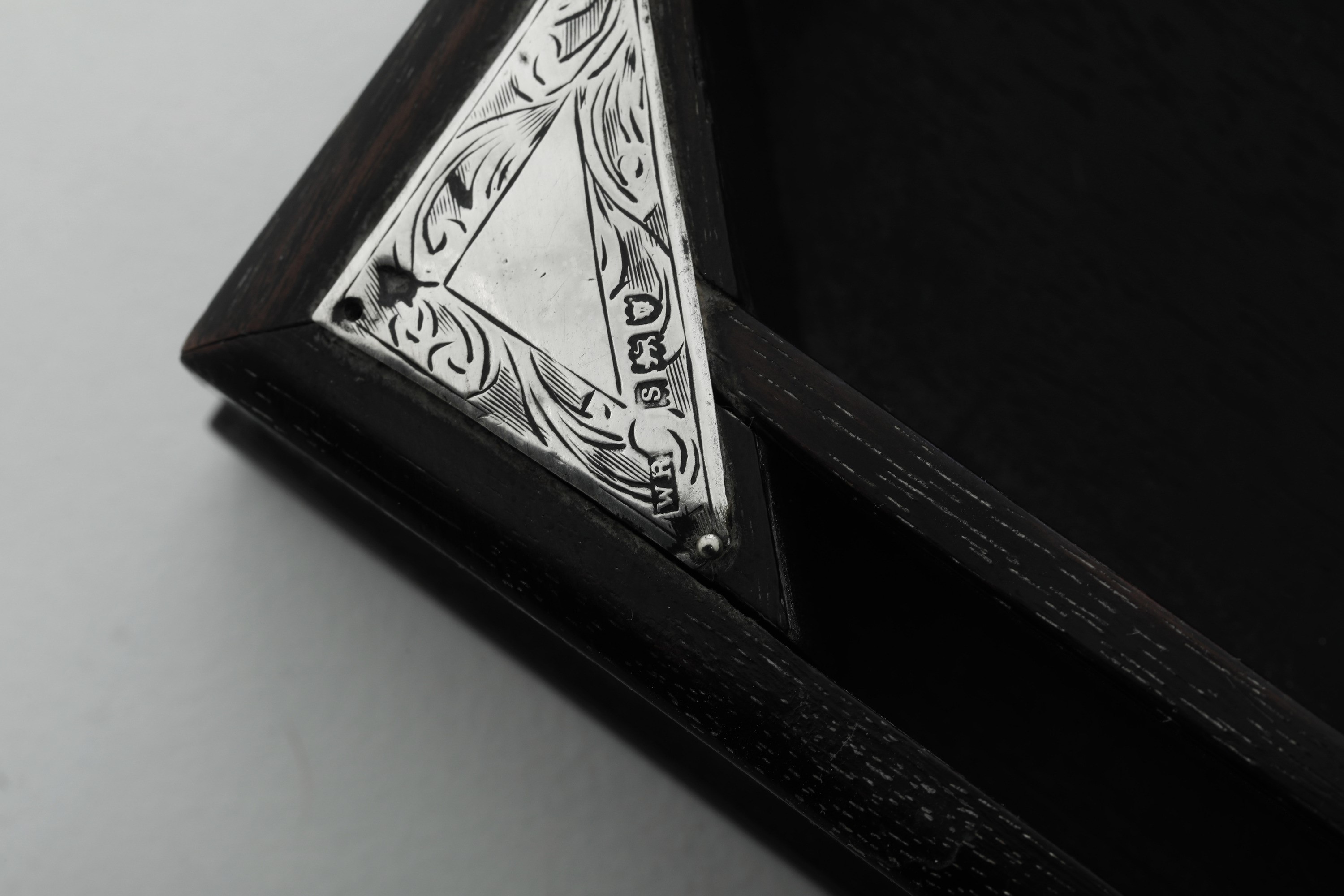 Set da scrivania, Londra, 1911-1913, vassoio e coppia di candelieri in legno con decorazioni in a...