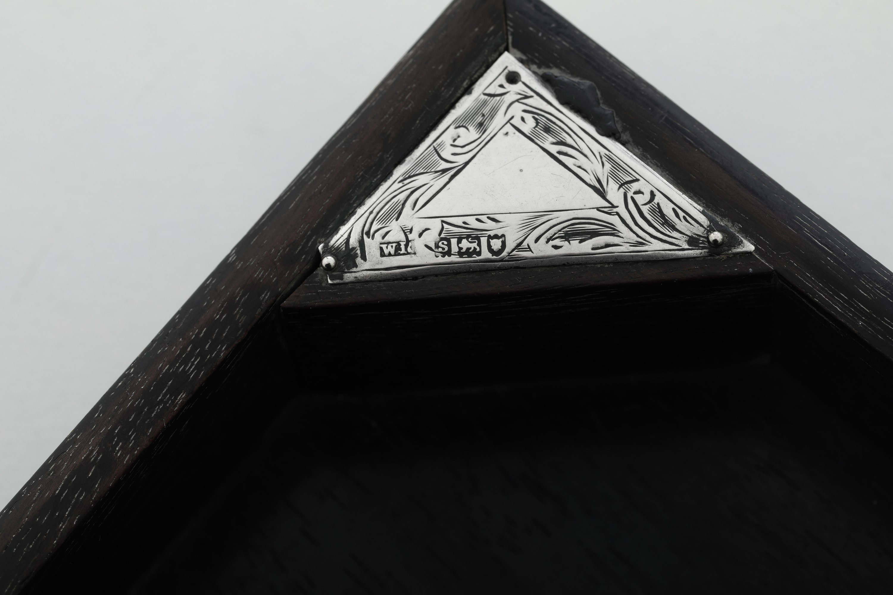 Set da scrivania, Londra, 1911-1913, vassoio e coppia di candelieri in legno con decorazioni in a...