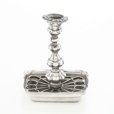 Portasigari con candeliere, argento fuso e sagomato, Inghilterra XX secolo