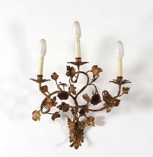 Applique in metallo dorato a tre luci in forma di rami fioriti