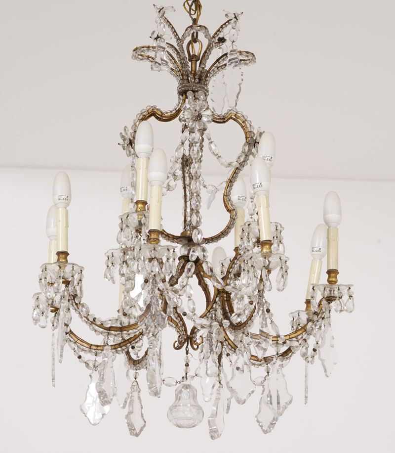 Lampadario a otto luci con gocce, pendenti e bobeches in vetro molato  - Asta Antiquariato - Cambi Casa d'Aste