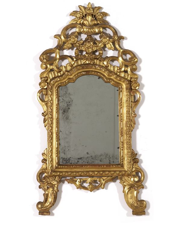 Specchiera in legno intagliato, traforato e dorato. XVIII secolo