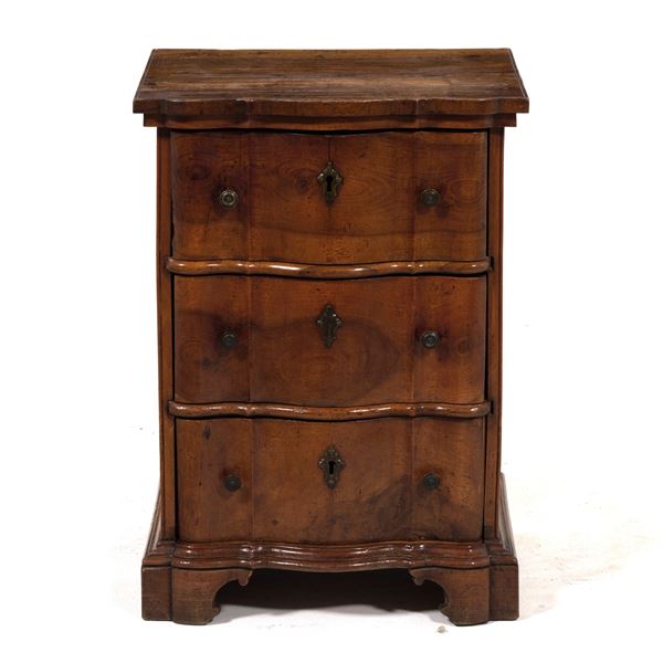 Comoncino o inginocchiatoio con fronte mosso a tre cassetti. Veneto XVIII secolo