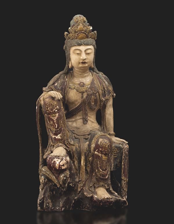 Grande figura di Quanin incoronato scolpito in legno laccato, Cina, Dinastia Ming, XVII secolo