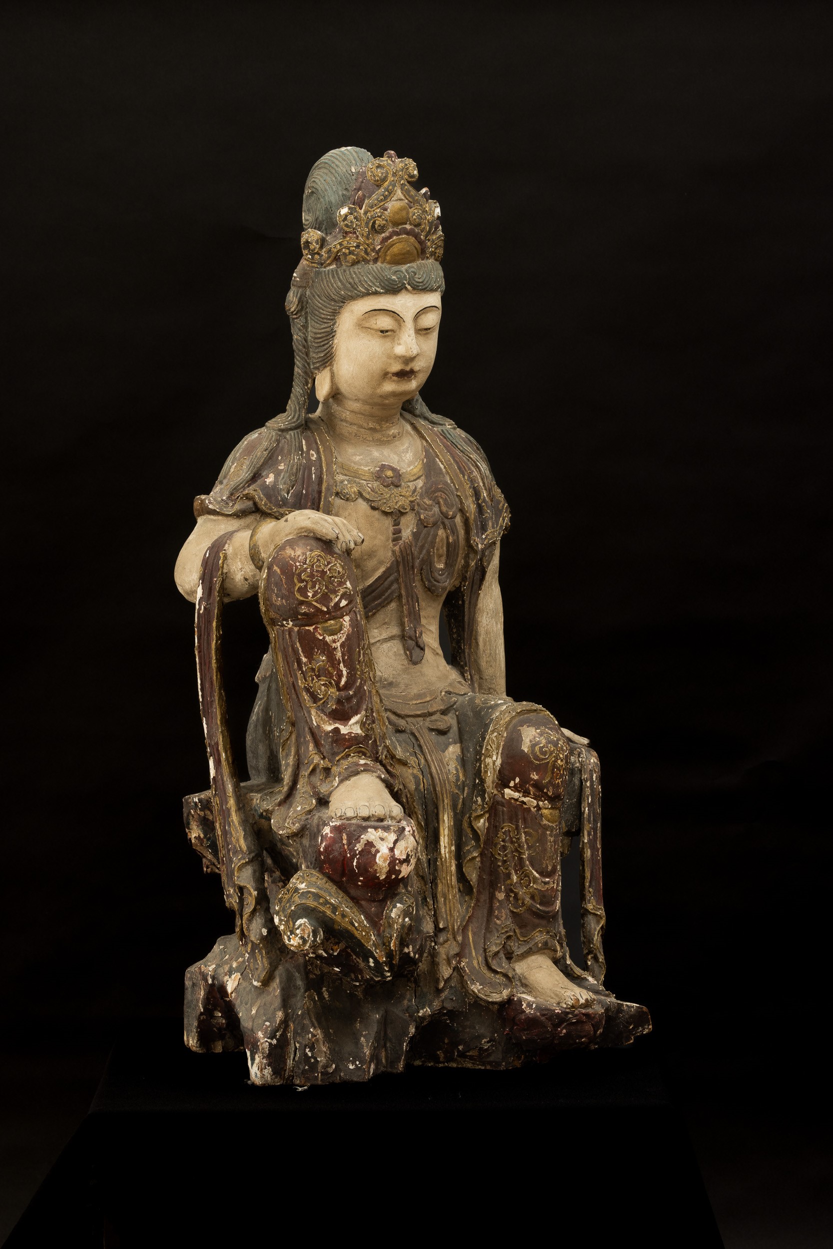 Grande Figura di Quanin Incoronato Scolpito in Legno Laccato, Cina, Dinastia Ming, XVII Secolo