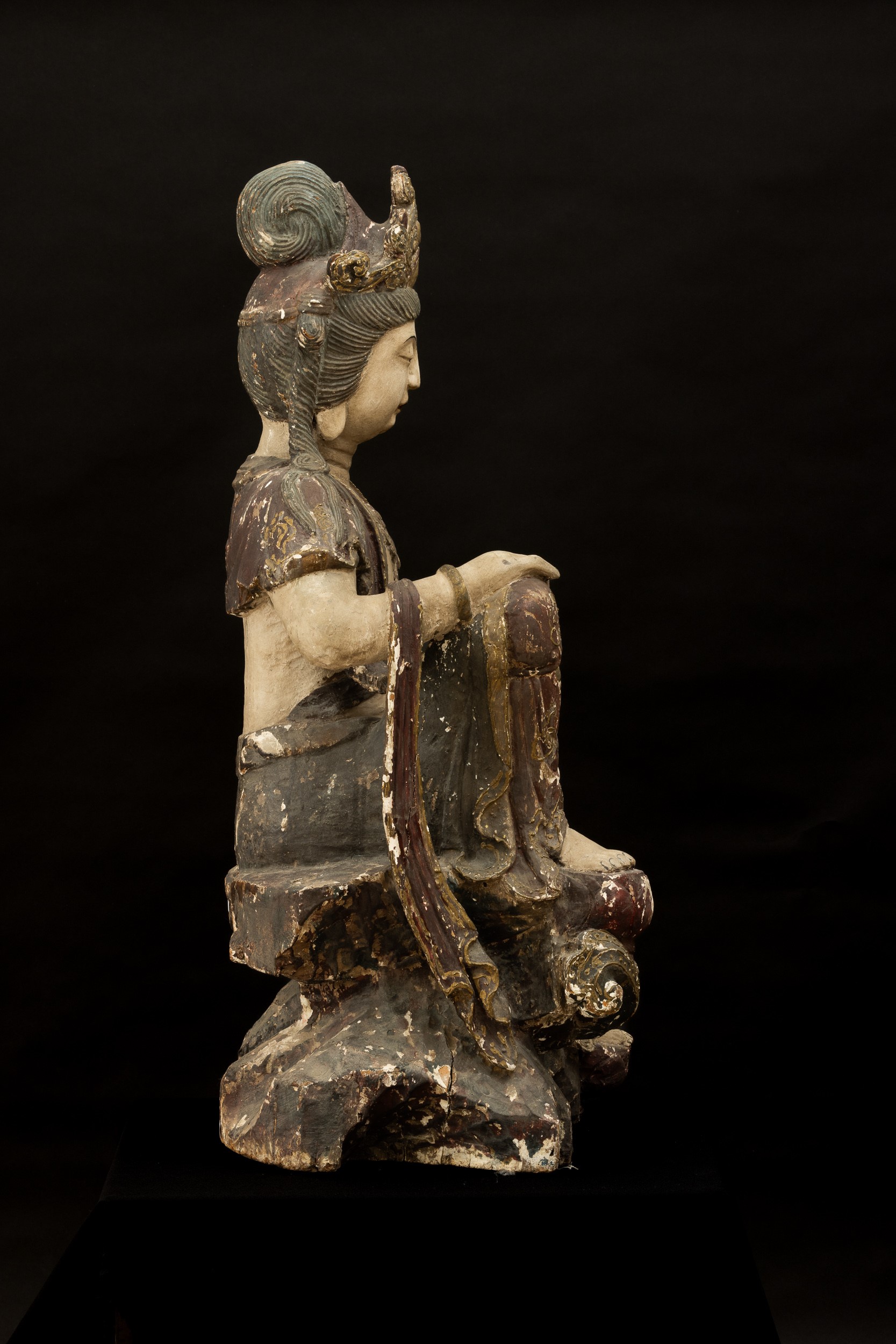 Grande Figura di Quanin Incoronato Scolpito in Legno Laccato, Cina, Dinastia Ming, XVII Secolo