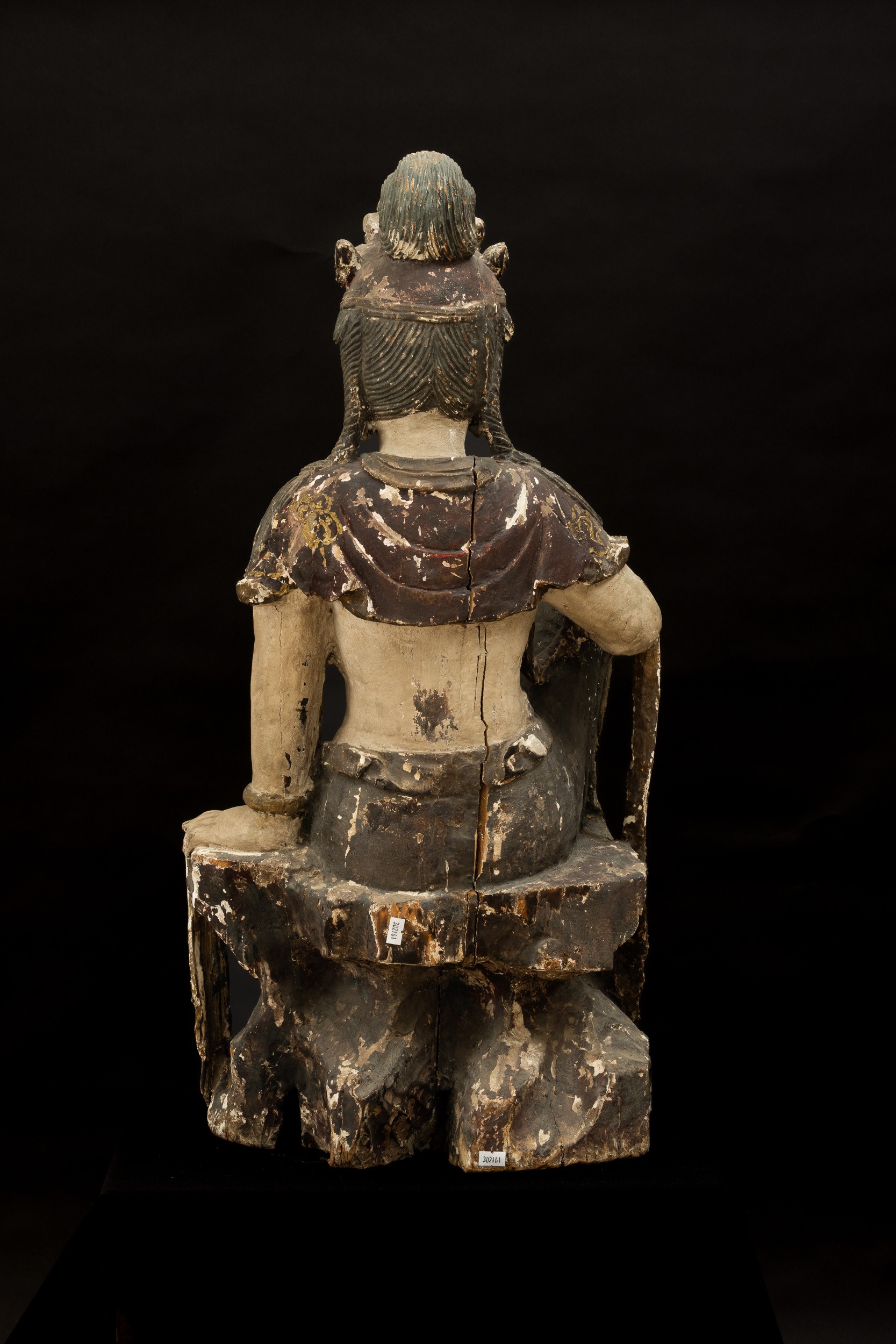 Grande Figura di Quanin Incoronato Scolpito in Legno Laccato, Cina, Dinastia Ming, XVII Secolo