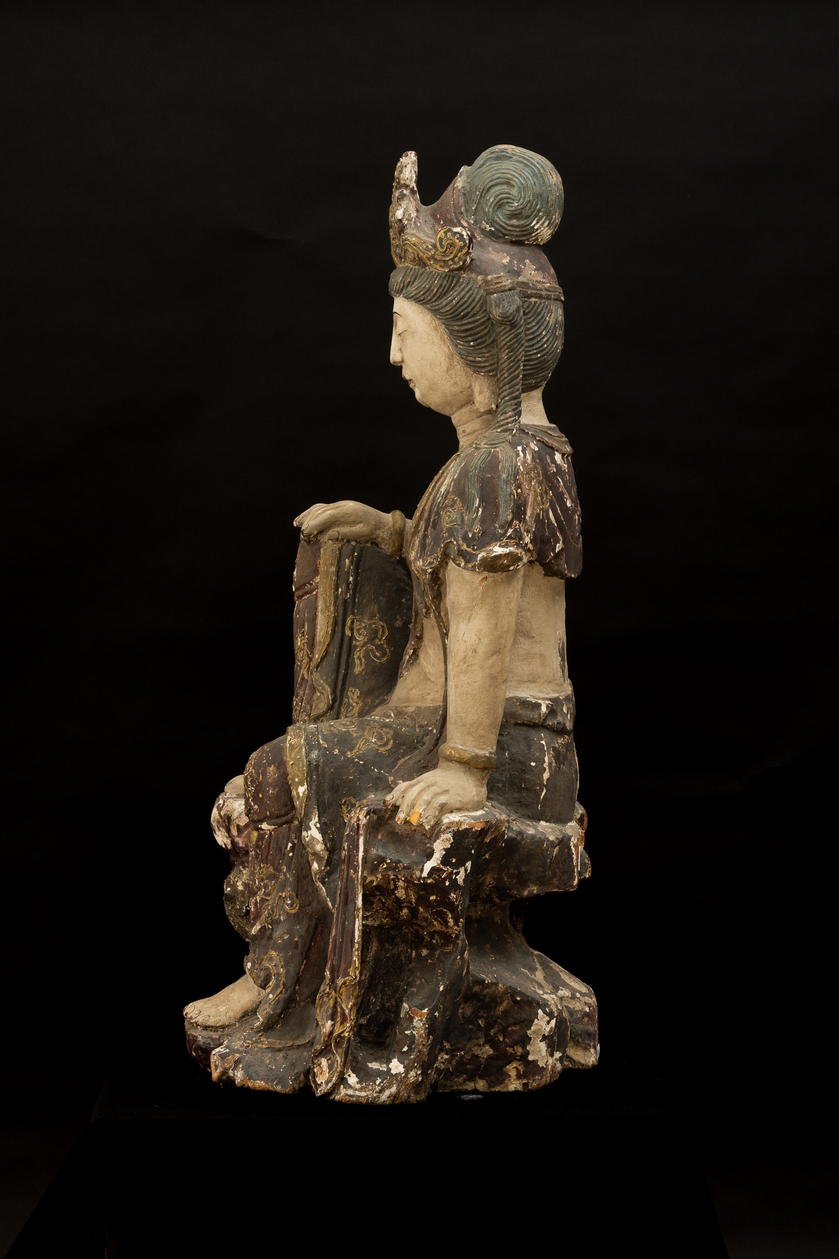 Grande Figura di Quanin Incoronato Scolpito in Legno Laccato, Cina, Dinastia Ming, XVII Secolo