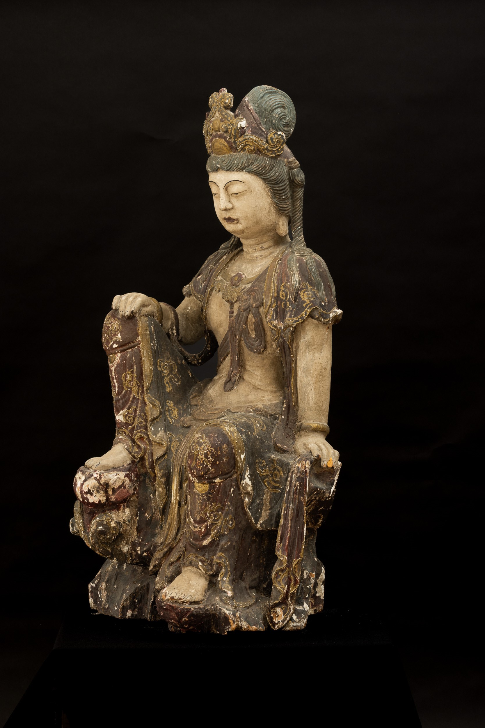 Grande Figura di Quanin Incoronato Scolpito in Legno Laccato, Cina, Dinastia Ming, XVII Secolo