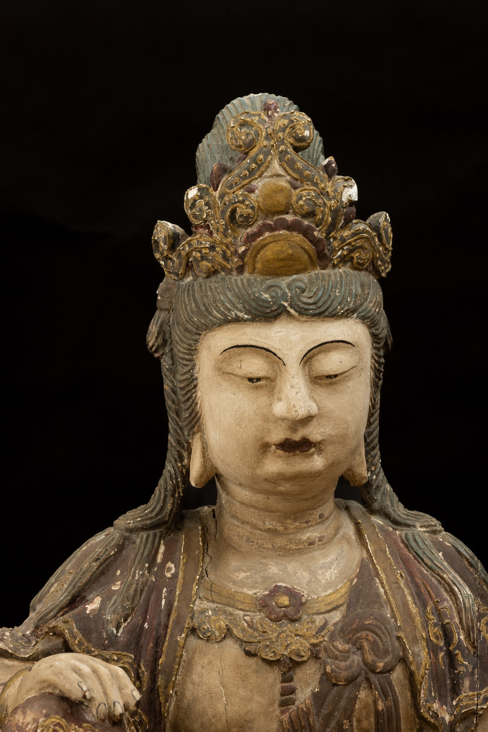 Grande Figura di Quanin Incoronato Scolpito in Legno Laccato, Cina, Dinastia Ming, XVII Secolo