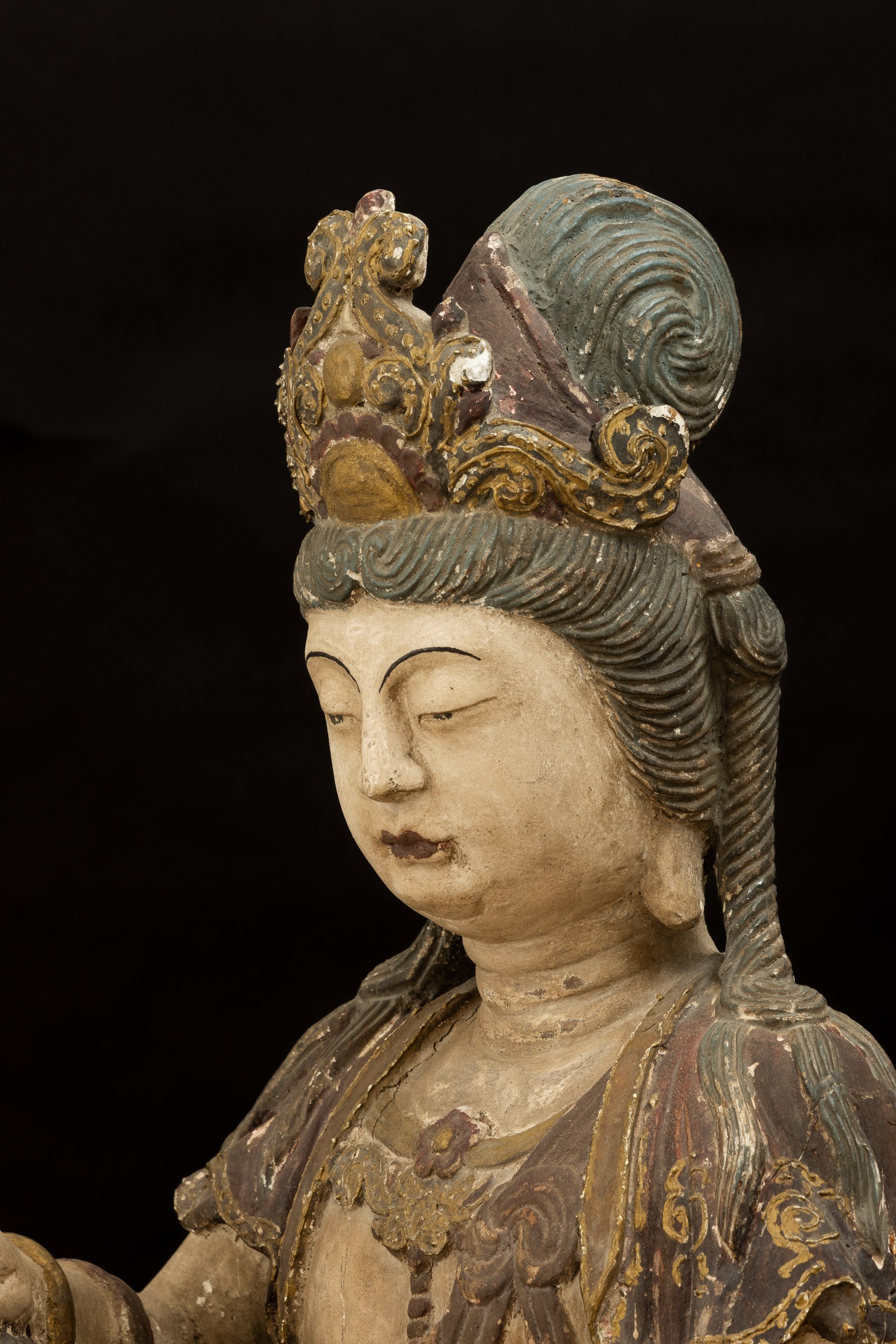 Grande Figura di Quanin Incoronato Scolpito in Legno Laccato, Cina, Dinastia Ming, XVII Secolo