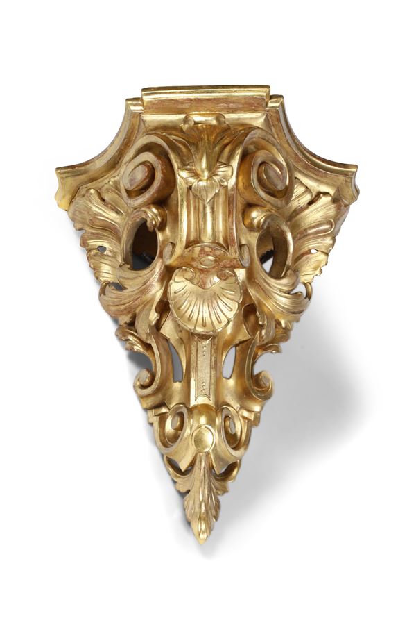 Mensola angolare in legno intagliato e dorato. XVIII secolo