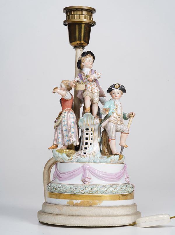 Gruppo in porcellana montato a lampada. Probabilmente Meissen, XIX o XX secolo.