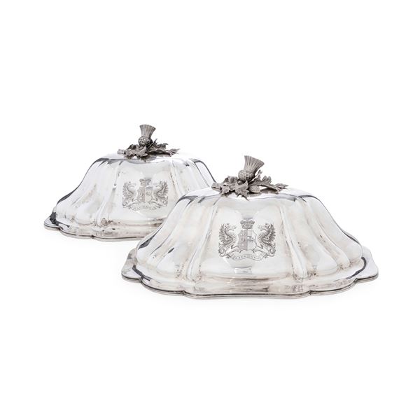 Coppia di importanti coprivivande. Probabilmente Hanau, Germania, XX secolo. Marchi ad imitazione dell'argenteria inglese del XVIII secolo e marchi di importazione inglesi