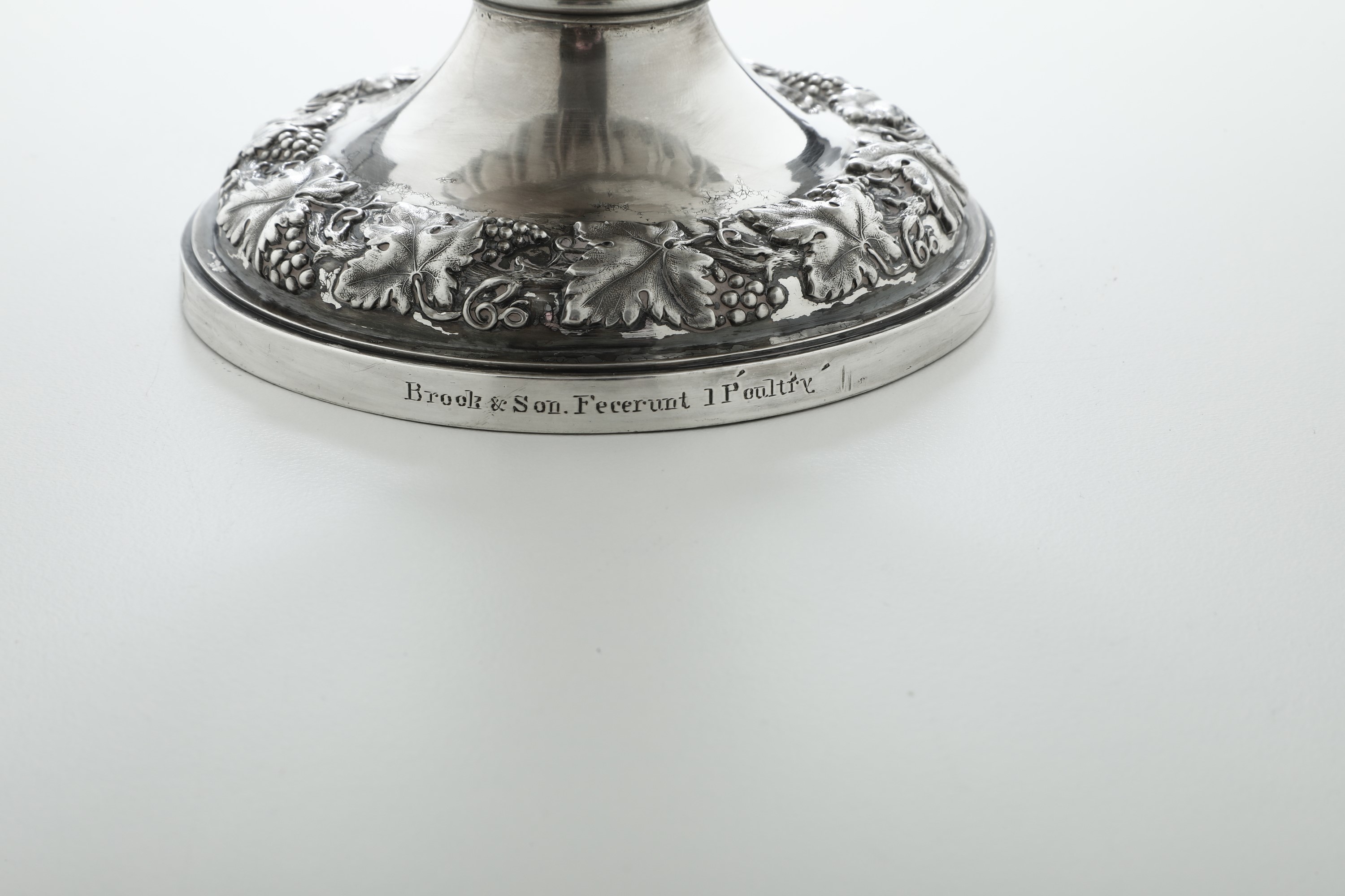 Edward Barnard, Coppa in argento, Londra (circa 1830) con busto virile e iscrizione