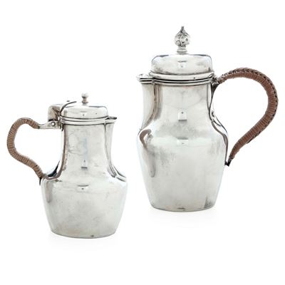 Page Frères, Teiera e caffettiera in argento fuso sagomato, Parigi (inizi del XX secolo)