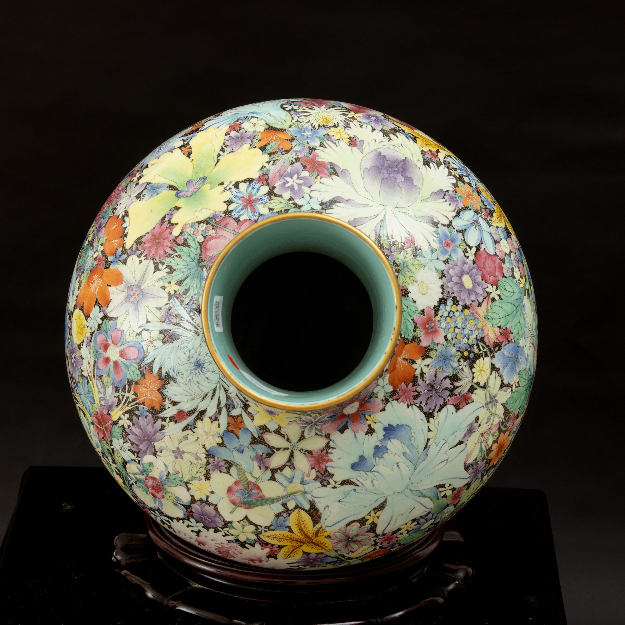 Grande Vaso Tianqiuping Famiglia Nera in Porcellana con Decoro Millefleures, Cina, Dinastia Qing,...