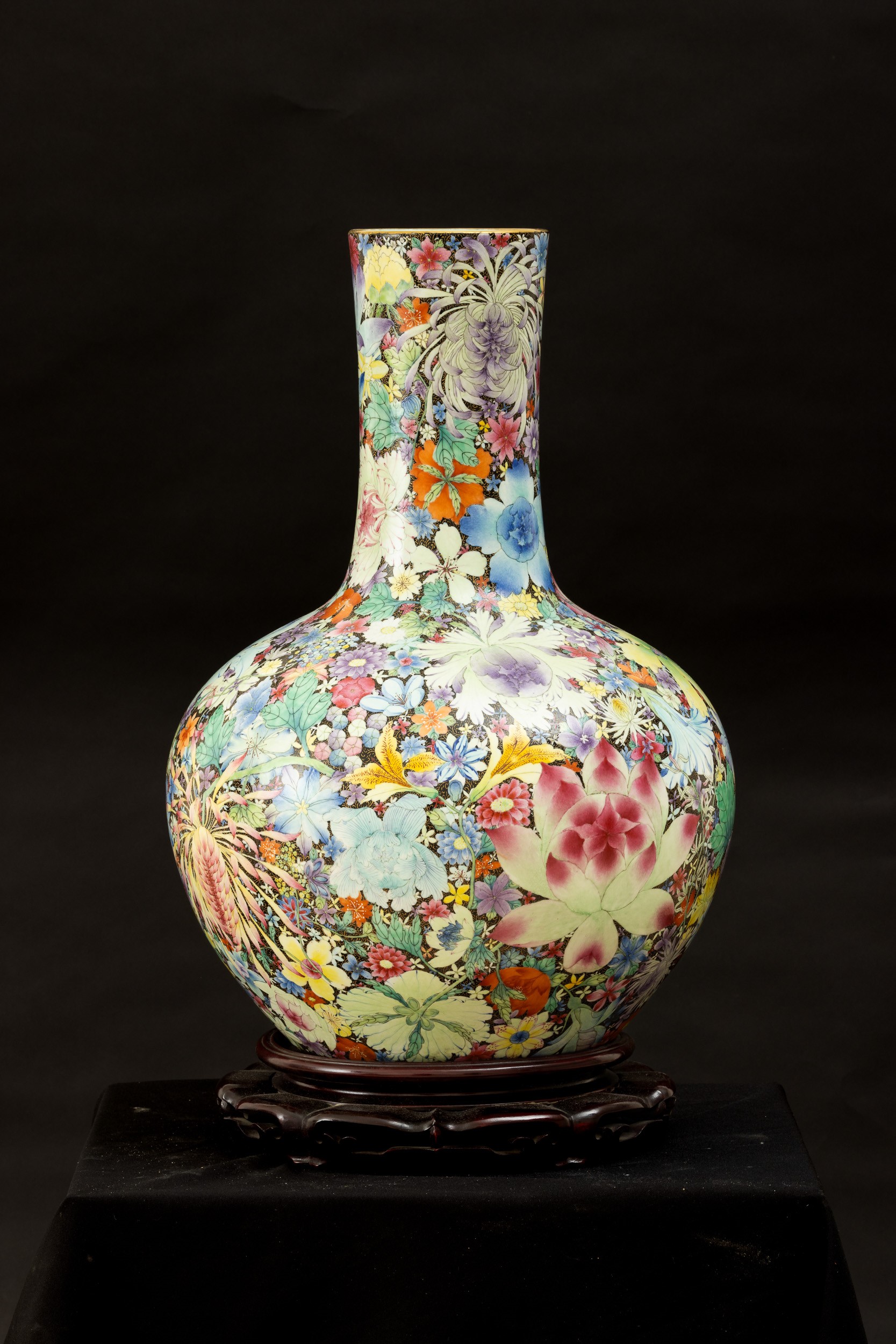 Grande Vaso Tianqiuping Famiglia Nera in Porcellana con Decoro Millefleures, Cina, Dinastia Qing,...