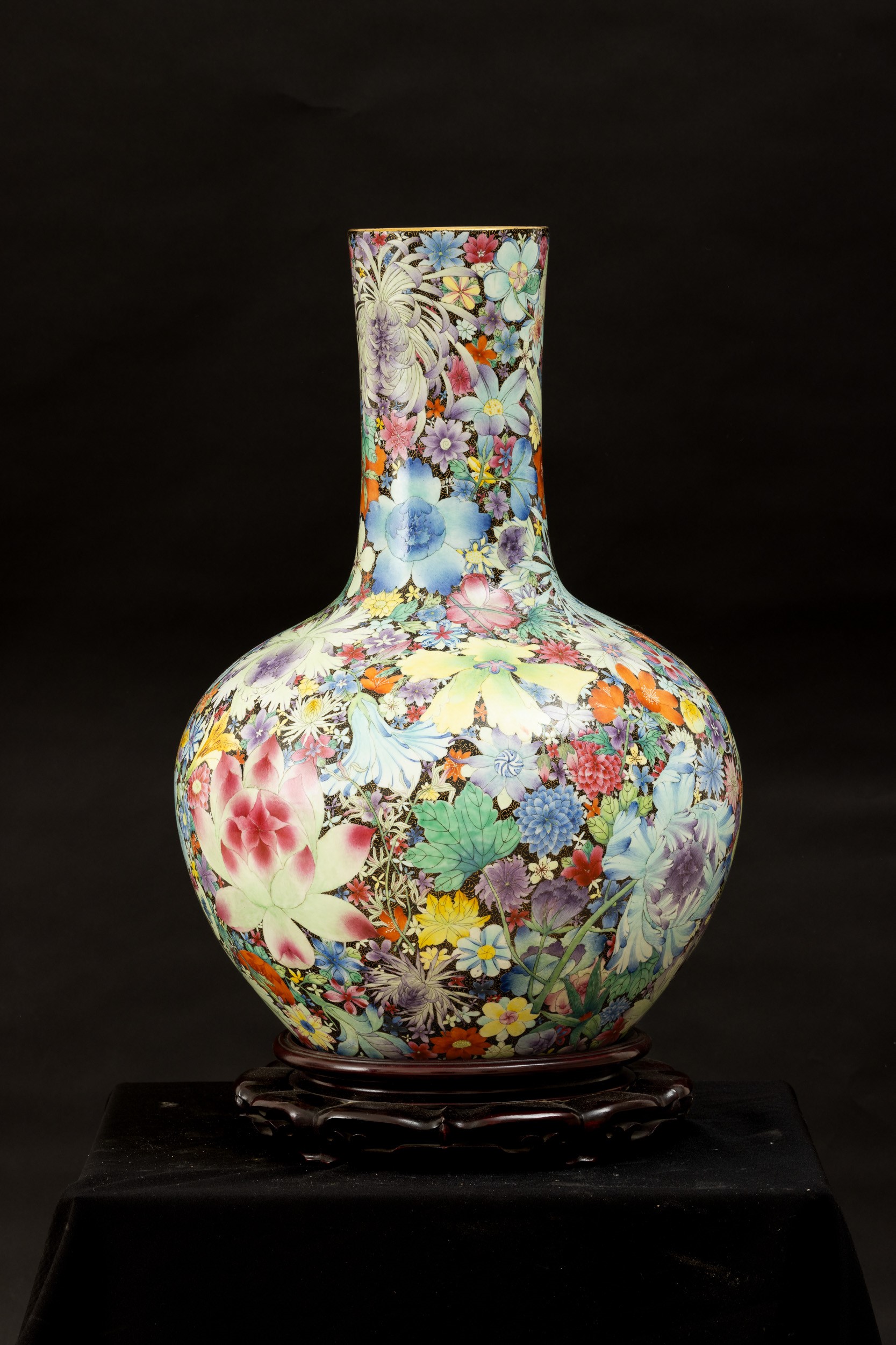 Grande Vaso Tianqiuping Famiglia Nera in Porcellana con Decoro Millefleures, Cina, Dinastia Qing,...