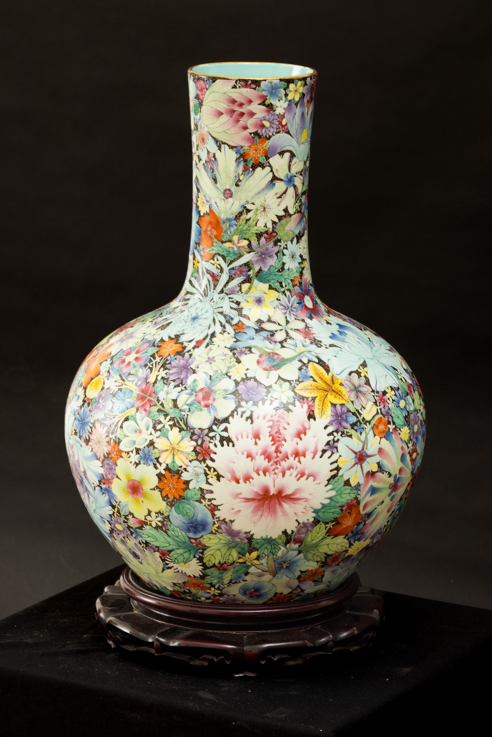 Grande Vaso Tianqiuping Famiglia Nera in Porcellana con Decoro Millefleures, Cina, Dinastia Qing,...