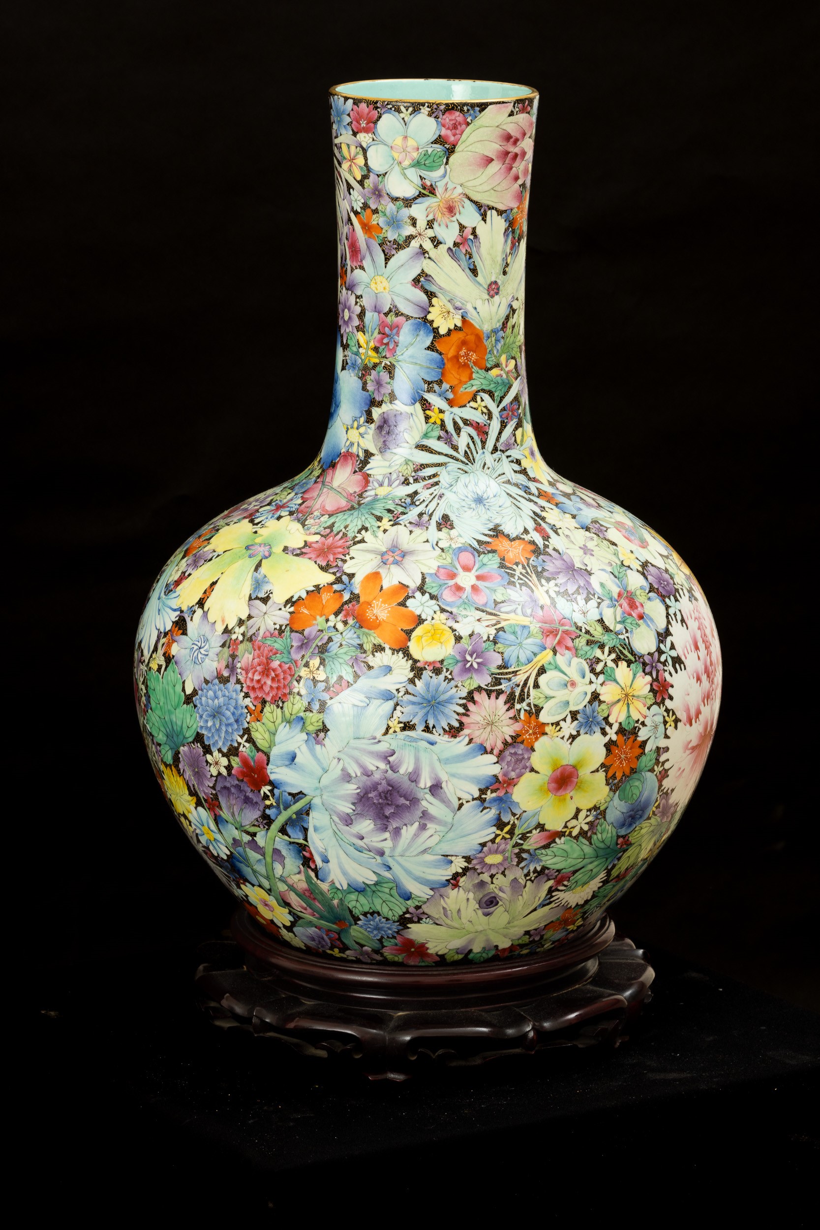 Grande Vaso Tianqiuping Famiglia Nera in Porcellana con Decoro Millefleures, Cina, Dinastia Qing,...